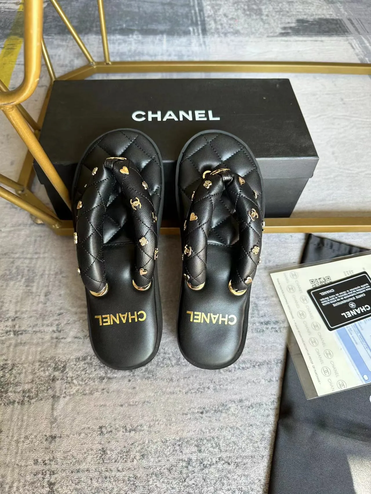 👟👟Ex-factory price 400 👟👟 Chanel new summer bread flip-flops, irresistibly cute, like stepping on bread or stepping on clouds ☁️Super strong wrapping feeling🛍📦 Fabric: Original customized super soft sheepskin Lining: Original customized super soft sheep Sole: Ultra-light foam outsole Bottom thickness: 2CM Size: 35-40